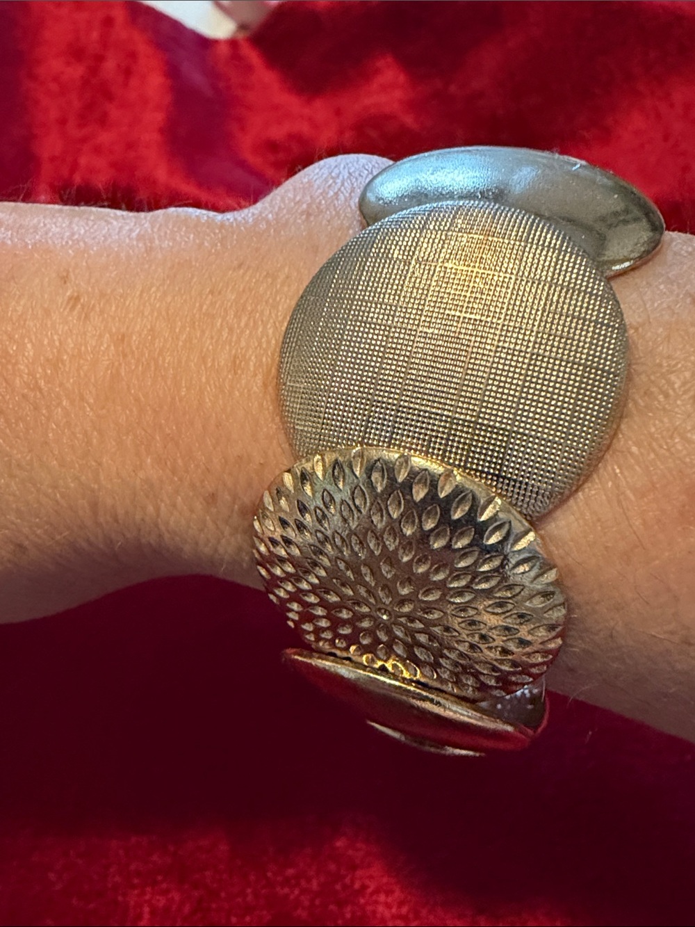Multigold -Tone Textured Disc 7.5 plus stretch bracelet vintage great condition